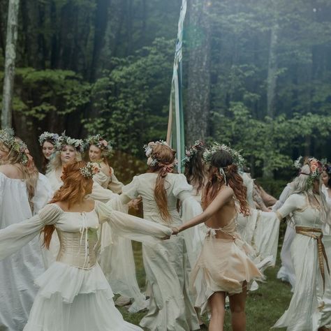 Maypole Dance, Midsummer Nights Dream Party, Roman Dress, Midsummer Nights Dream Wedding, Midsummer Dream, My Birthday Month, Dream Prom, Dream Music, Dream Party