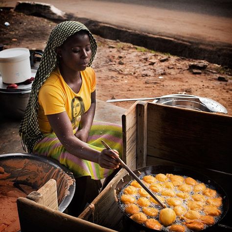 A young lady fries Akara for sale in Accra. Akara is eaten in Ghana, Nigeria… Cameroon Food, Nigerian Culture, West African Food, Africa Food, Nigerian Food, African People, Accra, Photo A Day, Color Photo