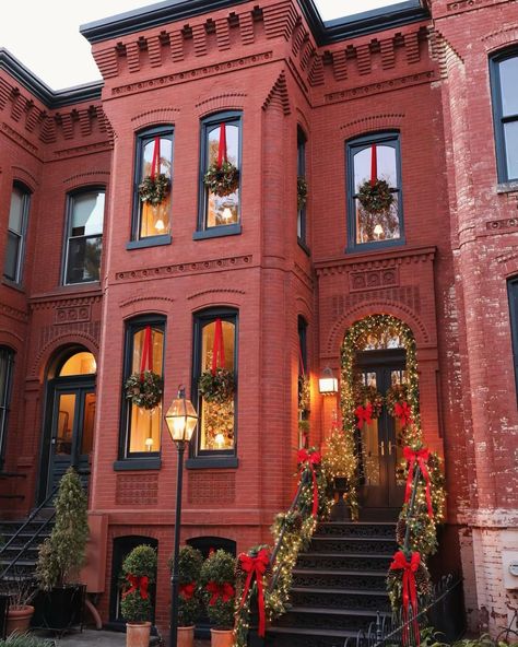 JOSH YOUNG | Christmastime in the City 🤍 . . . . . . . #christmas #holiday #joshyoungdesignhouse #christmasdecor #holidaydecor #townhouse #brownstone… | Instagram Josh Young Design, Window Wreath, Nyc Christmas, Wreaths And Garlands, Christmas Wonderland, Outdoor Christmas Lights, Christmas Mood, Christmas House, Holiday Decor Christmas