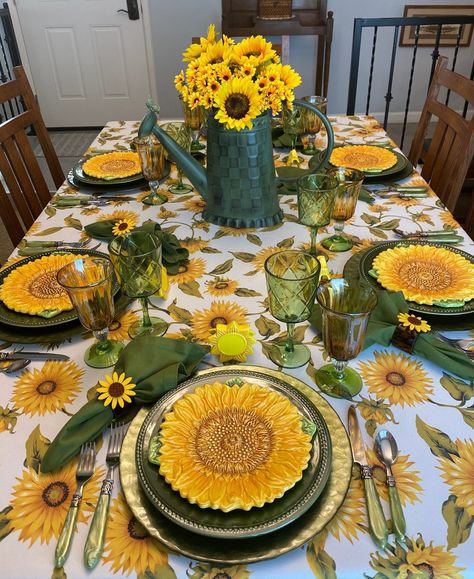 Sunflower Tablescape, Whispers Of The Heart, Sunflower Home Decor, Pretty Table Settings, Summer Table Settings, Sunflower Kitchen Decor, Sunflower Crafts, Autumn Green, Sunflower Kitchen