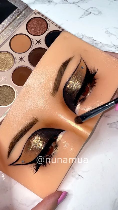 Maquillaje Dark, Makeup Mannequin, Eye Makeup Tutorials, Makeup Practice, Primer Makeup, Makeup Pics, Hand Makeup, Glittery Eyes, Subtle Makeup