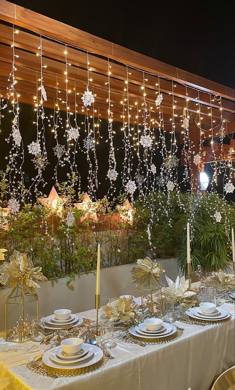 Outdoor winter wonderland themed christmas tablescape - white, silver, gold and champagne Outdoor Winter Wonderland Party, Christmas Themed Sweet 16, Winter Birthday Dinner Ideas, Winter Wonderland Party Outdoor, Winter Birthday Dinner Party, Winter Themed Dinner Party Ideas, Winter In Wonderland Party Ideas, Winter Party Theme Ideas, Classy Christmas Party Ideas