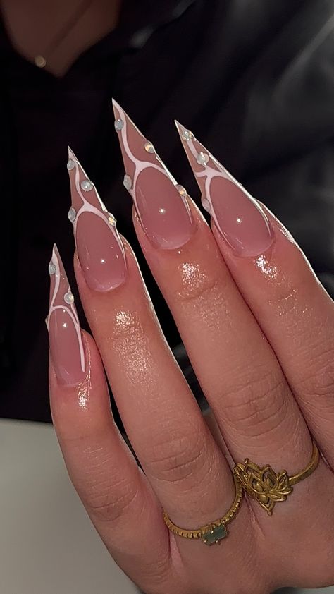 Nails Stiletto Nails White Designs, Simple Stiletto Nail Designs, White Stellio Nails, Stalitoes Nails Design, Pointed Acrylic Nail Designs, French Tip Pointy Nails, White Stilletos Nails, Pointed Nails Design, Stilleto Frenchies