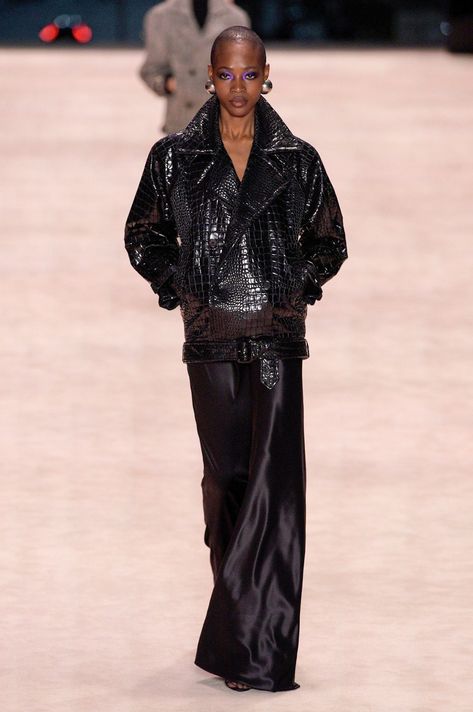 Saint Laurent Fall 2022, Ysl Runway, Saint Laurent Fashion, Glamour Outfit, 90s Runway Fashion, Fall 2022, Fashion Show Collection, London Fashion Week, Women's Fashion Dresses