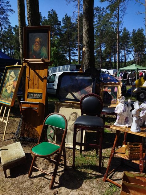 Flea Market Photography, Yard Sale Aesthetic, Flea Market Aesthetic, Shelter Island, Antique Market, Yard Sale, Antique Stores, Flea Market, Vintage Antiques