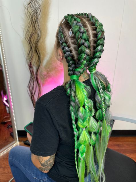 Reggae Hair Hairstyles, Green Rave Braids, Colored Extensions Braids, Braids With Synthetic Hair Extensions, Festival Braided Hairstyles, Festival Hair Braids Extensions, Hairstyles With Colored Hair Extensions, Festival Braids With Color Extensions, Fulani Braids Hairstyles With Color