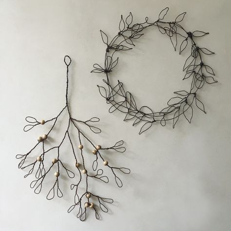 Wire Christmas Wreath, Mistletoe Decoration, Christening Balloons, Engagement Balloons, Wire Jewelry Patterns, Mini Balloons, Christmas Door Wreaths, Twisted Metal, Christmas Hanging Decorations