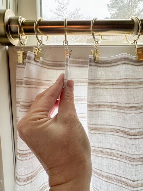 A quick, simple step-by-step tutorial for repurposing kitchen towels to make charming DIY cafe curtains in under 10 minutes. Napkin Curtains Ideas, French Kitchen Curtain Ideas, Tiny Home Curtains, Diy Tension Rod Curtains, Curtain On Kitchen Cabinets, Dish Towel Curtains Diy, Diy Kitchen Valance Ideas, Under Counter Curtain Diy, Simple Curtains Diy