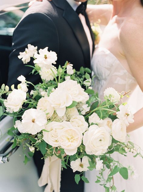 Green And White Wedding Flowers, Green White Wedding, Bouquet Styles, White Wedding Ideas, Princess Wedding Gown, Wedding Sparrow, Beautiful Bouquets, White Bridal Bouquet, Elegant Moments