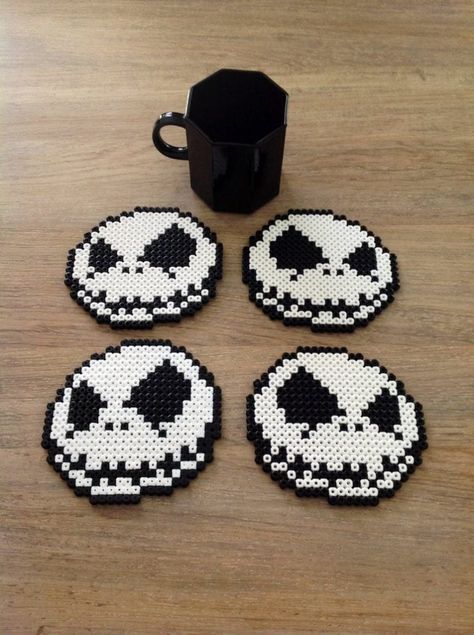 Jack Skellington projects and crafts - A girl and a glue gun Hamma Beads Ideas, Easy Perler Beads Ideas, Pearl Beads Pattern, Art Perle, Hama Beads Design, Diy Perler Bead Crafts, Perler Crafts, Perler Bead Templates, Motifs Perler