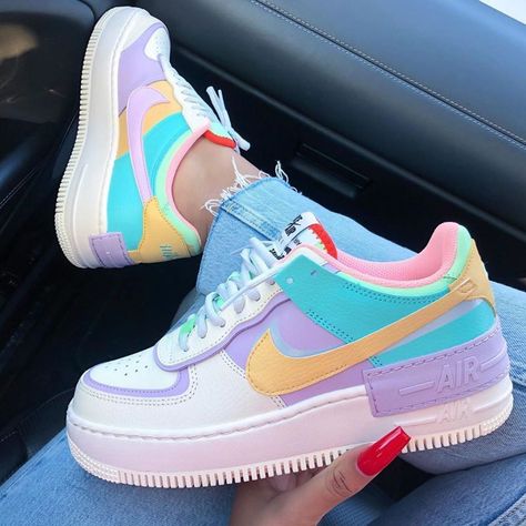 👉🏾 Nike Air Force One Colours 🤯😍 por tan sólo 59.95€, te gustan? A nosotros nos encantan!! Y más con estos precios de locura!! Puedes… Tenis Air Force, Funny Shoes, Nike Shoes Air Force, Air Force 1 Shadow, Jordan Shoes Girls, Custom Nike Shoes, All Nike Shoes, Nike Air Shoes, Cute Nike Shoes