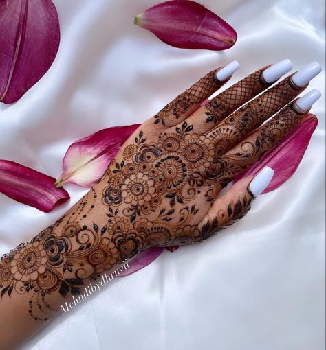 Intricate Mehndi Designs, Henna Designs Bridal, Intricate Henna Designs, White Tip Acrylic Nails, Wedding Henna Designs, Henna Designs Back, Henna Bridal, Engagement Mehndi, Arabic Henna Designs