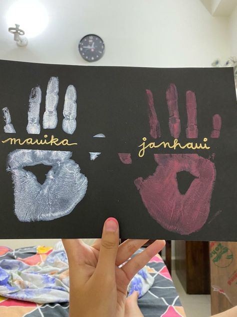 Hand Print Friends, Hand Painting Friends, Bestie Scrapbook, Couples Hand Painting, Couples Art Project, Handprint Painting, Bff Ideas, Friend Drawings, Couples Art