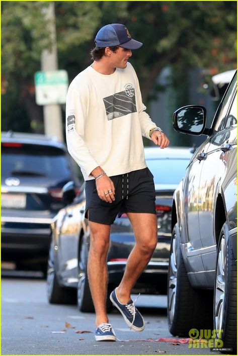 Steve Mcqueen Style, Athleisure Men, Mens Shorts Outfits, Vans Outfit, Mens Casual Outfits Summer, Jacob Elordi, Mens Trendy Outfits, Fall Outfits Men, Street Style Outfits Men