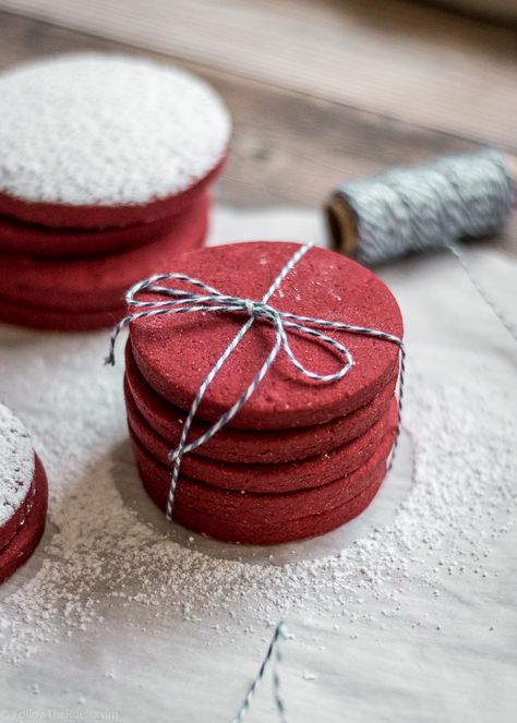 Red Velvet Sugar Cookies Recipe, Red Velvet Sugar Cookies, Velvet Sugar Cookies, Coffee Cupcakes, Chocolate Sugar Cookies, Cookie Dough Recipes, Royal Icing Recipe, Soft Sugar Cookies, Cookie Flavors