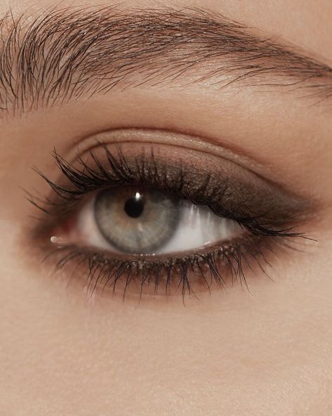 Victoria Beckham Beauty on Instagram: “Sunny summer eyes 🌞  featuring Satin Kajal Liner in Cocoa + Future Lash Mascara. #VBSummerBeauty #VictoriaBeckhamBeauty #CleanBeauty” Kajal Liner, Victoria Beckham Beauty, Maquillage On Fleek, Bentuk Alis, Summer Eyes, Kajal Eyeliner, Simple Eye, Smink Inspiration, Lash Mascara