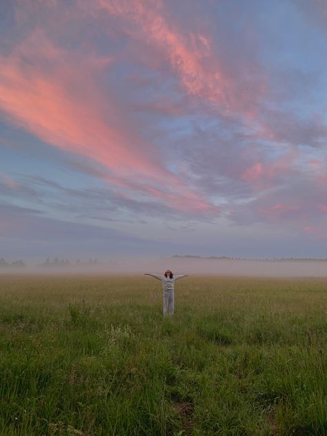 Fog, foggy field, early morning, sunrise, field photoshoot Foggy Summer Morning, Early Morning Photoshoot, Sunrise Field, Foggy Field, Field Aesthetic, Early Morning Sunrise, Field Photoshoot, Morning Fog, Grassy Field