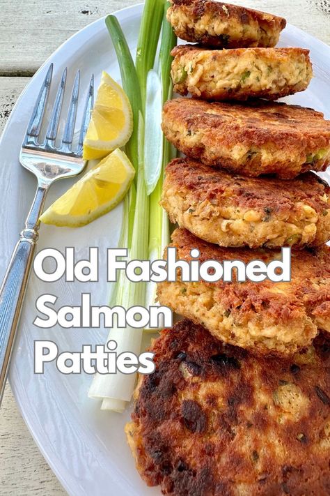 Fried salmon patties on a plate with lemon wedges, onions and a fork. Salmon Patty Recipe, Seafood Brunch, Best Salmon Patties, Canned Salmon Patties, Salmon Patty, Fried Salmon Patties, Patty Recipe, Canned Salmon, Salmon Patties Recipe