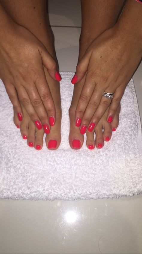 Red Nails And Toes, Red Toes Nails, Red Toes Pedicure, Red Toe Nails, Red Pedicure, Pink Toe Nails, Red Toenails, Cnd Shellac Nails, Beach Nail Designs