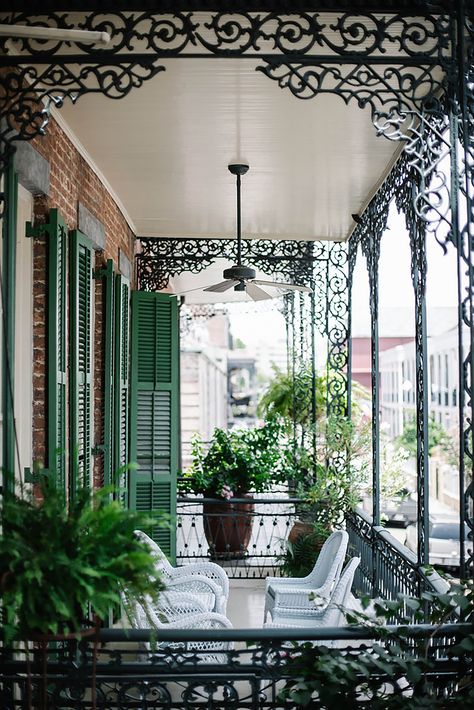 This iron porch adorned with ferns and crawling flora makes this a classic southern style New Orleans Apartment, Balkon Decor, Senior Thesis, Southern Porches, New Orleans Homes, New Orleans Travel, Boat House, Southern Hospitality, French Quarter