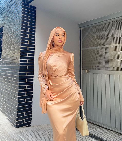 𝑌𝐴𝑆𝑀𝐼𝑁 𝑀𝐴𝑅𝑍𝐴𝑁𝐴 𝑀.𝐵 💎 on Instagram: “💎 wrapped in gold Outfit: Samra Satin Dress in Champagne @hijabglamour_ Discount code “YASMIN” 🤍” Lighting Fabric, Elegant Silk Dresses, Stile Hijab, Satin Style, Mode Turban, Braut Make-up, Modesty Fashion, Muslim Fashion Dress, Muslim Outfits