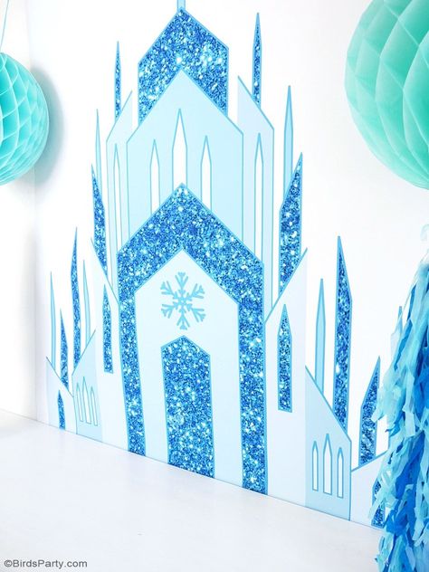 Quick & Easy DIY Frozen Inspired Backdrop - learn to create this stunning, awesome backdrop using printables for your little princesse's birthday party! | BirdsParty.com Diy Frozen Birthday Party, Frozen Backdrop, Frozen Diy, Frozen Birthday Party Decorations, Frozen Bedroom, Winter Castle, Elsa Birthday Party, Desserts Table, Frozen Decorations