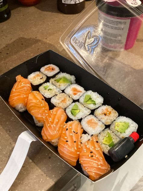 sushi aesthetic Sushi Asthetic Picture, Aesthetic Sushi, Lunch Aesthetic, Sushi Aesthetic, Sushi Lunch, Asthetic Picture