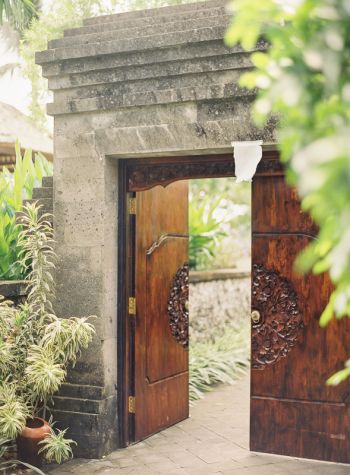 Ayana Resort Uluwatu Wood Door | photography by http://www.vickigraftonphotography.com/ Bali Entrance, Wooden Garden Gate, Club Photography, Bali Style Home, Balinese Garden, Balinese Style, Door Photography, Bali House, Front Gate