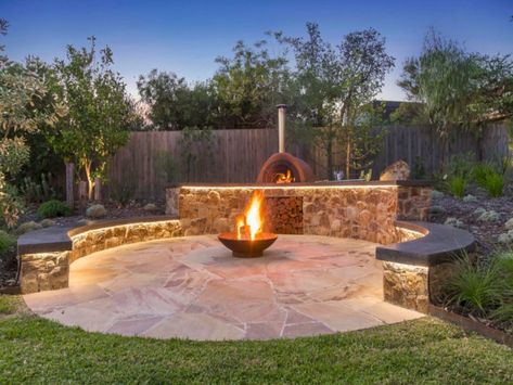 40 Circular Fire Pit Seating Area Ideas - Round Patio Designs Fire Pit Plans, Outdoor Fire Pit Seating, Fire Pit Pizza, Fire Pit Seating Area, Circular Patio, Outside Fire Pits, Outside Fireplace, Amazing Backyard, Fire Pit Landscaping