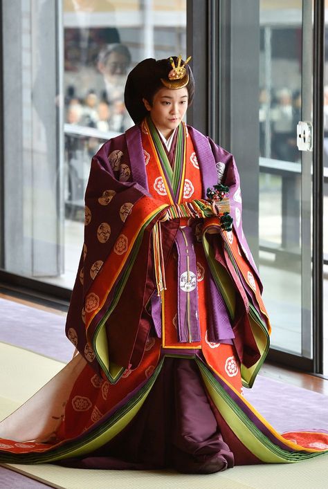 Kimonos, Imperial Clothing, Princess Mako, Japanese Princess, Statement Hat, Simple White Dress, Sleek Updo, Kimono Japan, Queen Rania