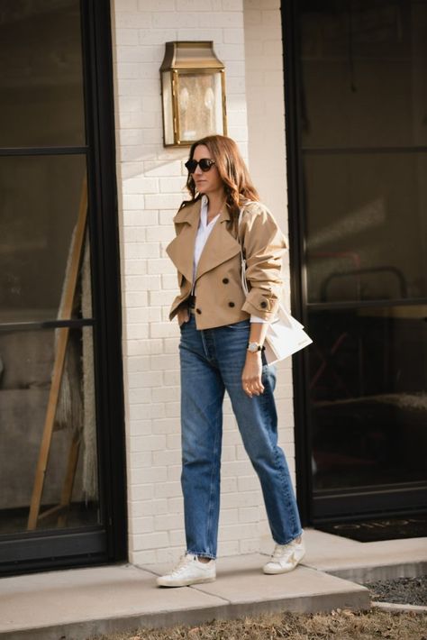 How to Style Cropped Trench Coats, cropped trench coat, crop trench, trench coat outfit ideas, quiet luxury outfits Trench Jacket Outfit, Tan Blazer Outfits, Trench Coat Outfit Spring, Short Trench Coat Women, Cropped Blazer Outfit, Classy Style Outfits, Trench Coat Street Style, Cropped Jacket Outfit, Jacket Outfit Ideas