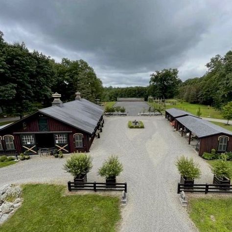 Horse Farm Layout, Luxury Horse Barns, Dream Barn Stables, Stable Style, Horse Farm Ideas, Horse Barn Ideas Stables, Horse Barn Designs, Dream Stables, Dream Horse Barns