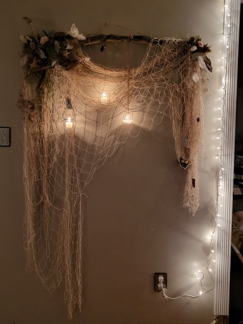 Fishing net, driftwood, sea.shells, candles, black tourmaline, wall decor Fish Net Decor, Ocean Bedroom, Ocean Room Decor, Decorate Room, Ocean Themed Bedroom, Mermaid Bedroom, Ocean Room, Beach Themed Bedroom, Beachy Room