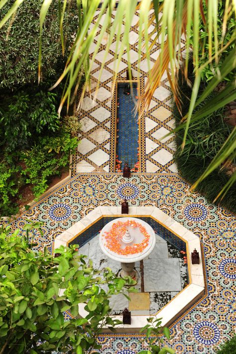 So stunning. Moroccan garden with tile, fountain. House Hunting in Morocco - Slide Show - NYTimes.com Arabic Garden, Tile Fountain, Moroccan Fountain, Moroccan Courtyard, Fountain House, Backyard Pool Design, Moroccan Garden, Morocco Style, Persian Garden