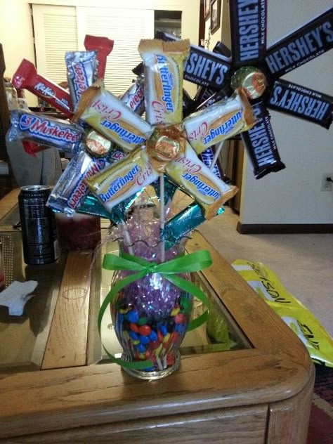 Father's day candy bouquet Mini Candy Bouquet Diy, Mothers Day Candy Bouquet, Candy Bouquet Ideas, Candy Bar Bouquet, Candy Arrangements, Candy Gift Baskets, Candy Bouquet Diy, Candy Bouquets, Candy Boutique