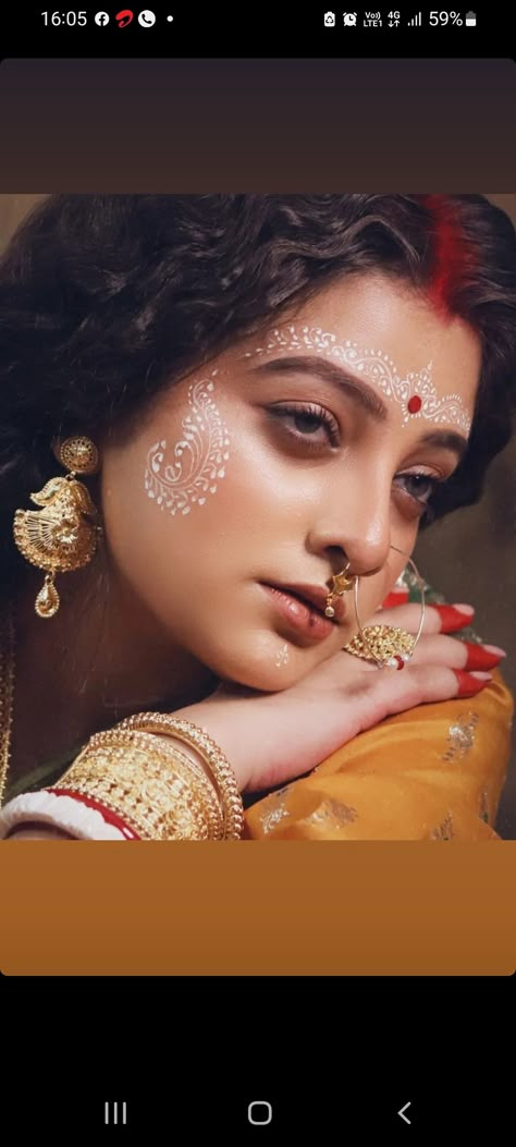 Gujrati Makeup Looks, Bangali Navratri Look, Bengali Chandan Art, Bengali Bride Drawing, Bengali Bride Aesthetic, Bengali Look Photoshoot, Kolka Design Bridal, Gopi Dots Face Paintings, Bengali Kolka Design