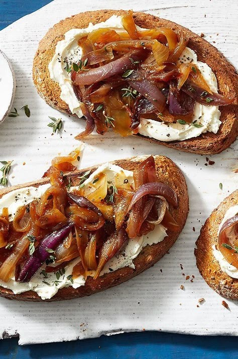 Goat Cheese Toast, Open Face Sandwich, Open Faced Sandwiches, Creamy Goat Cheese, Diner Recept, Cheese Toast, Caramelized Onion, Dinner Party Recipes, Low Carb Paleo