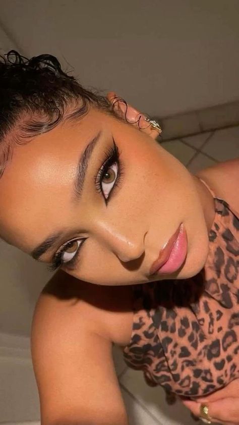 Make Up Looks Cat Eyes, Cat Eye Pink Makeup, Makeup For Leopard Outfit, Cat Style Makeup, Halloween Cat Eye Makeup, Gold Themed Makeup, Lepord Outfit Aesthetic, Lepord Print Outfit Ideas Aesthetic, Doja Cat Eye Makeup