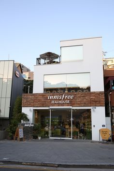 innisfree JEJU HOUSE Alanya, Jeju House, Korea Cafe, Cafe Plan, Fashion Store Design, Building Front Designs, Cafe Exterior, Korean Cafe, Green Cafe