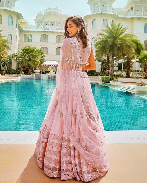 Lehnga Photoshoot Poses, Pose Mode, Indian Wedding Dresses, Mirror Work Lehenga, Indian Wedding Poses, Saree Bollywood, Indian Outfits Lehenga, Saree Poses, Gaun Fashion