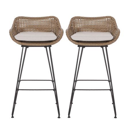 Refresh your outdoor space with a set of stools that are perfect for entertaining family and friends. Composed of beautifully woven wicker and sturdy metal hairpin legs, these transitional and understated barstools will complement any outdoor bar or dining set up, bringing a subtly upscale flair to even the most unassuming home. Each stool is topped with a cozy seat cushion that not only offers a touch of comfort but also strikes a perfect balance of classic charm and modern sophistication for a Essen, Bar En Plein Air, Wicker Bar Stools, Rattan Bar Stools, Outdoor Patio Bar, Cozy Seats, Patio Bar Stools, Outdoor Bar Stools, Beige Cushions