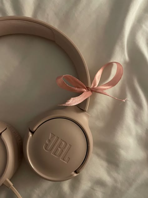 Bow Stacking, Jbl Headphones Aesthetic, Spring Coquette, Headphone Decoration, Jbl Headphones, Cute Headphones, Expensive Gifts, Baymax, Voice Assistant