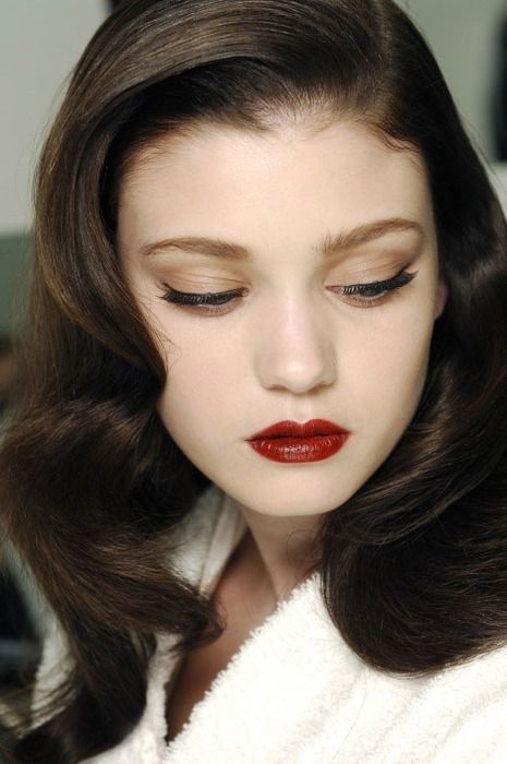 7 Ways to Achieve a Glamorous 1950s Makeup Look ... → Makeup Dark Hair Pale Skin, Makeup Runway, 1950s Makeup, 50s Makeup, Pale Skin Makeup, Pale Makeup, 1950s Hairstyles, Retro Makeup, Looks Pinterest