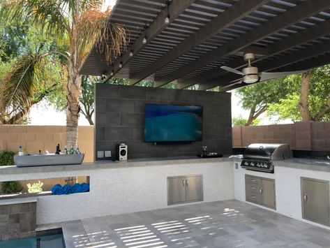 Barbacoa Exterior, Outdoor Patio Rooms, Arizona Backyard Landscaping, Arizona Backyard, Dream Backyard Pool, Outdoor Bbq Area, Pool House Designs, Outdoor Barbeque, Outdoor Kitchen Plans