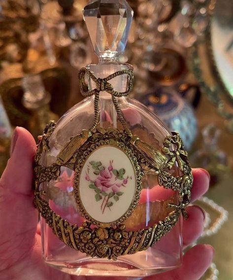 Carlee Core, Fancy Perfume Bottles, Indian Perfume, Koleksi Parfum, Spring Fragrances, Pretty Perfume Bottles, Princess Core, Antique Perfume Bottles, Fancy Makeup