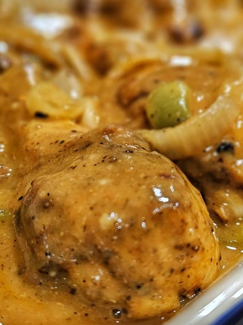 Chicken Thigh Recipes Smothered, Essen, Dinners With Drumsticks, Nightly Dinner Ideas, Garlic Smothered Chicken, Healthy Chicken Drumstick Meals, Soul Smothered Chicken, Smothered Leg Quarter Recipes, Oven Fried Chicken Recipes Drumsticks