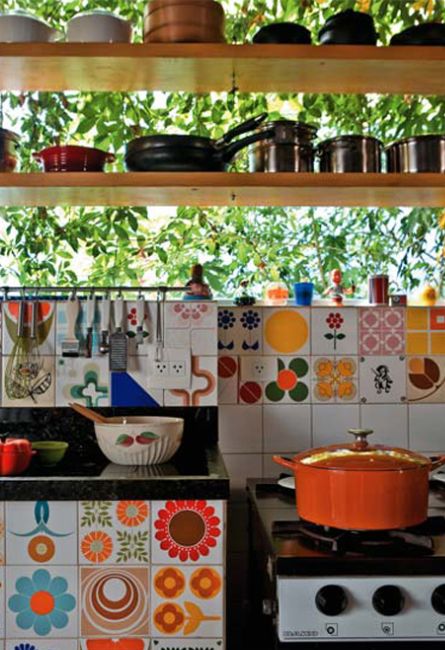 Colorful patchwork tiles in a Brazilian kitchen; photograph via Cozinha da Matilde. Boho Chic Kitchen, Eclectic Tile, Spanish Kitchen, Patchwork Tiles, Bohemian Kitchen, Eclectic Kitchen, Bohemian House, Deco Retro, Deco Originale