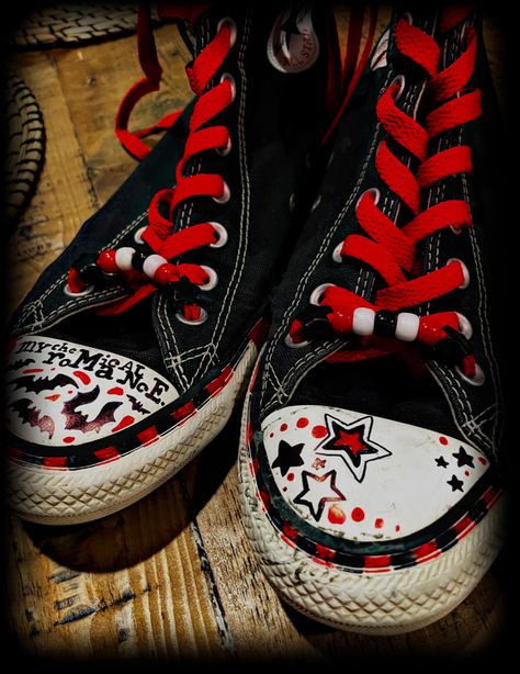 Diy All Star Converse Ideas, Emo Shoes Drawing, Decorated Converse Grunge, Cool Converse Lace Patterns, Mcr Shoes, How To Decorate Converse, Punk Shoes Diy, Mcr Converse, Converse Ideas Diy