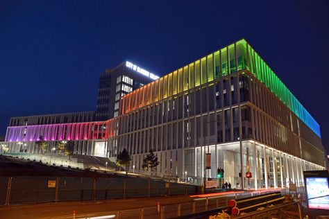 Look how #ColorKinetics colorful dynamic LED lighting brightens this elevated site overlooking the city.  Photo: LITE Ltd. #colorkinetics #led #signify #lightingdesign #lighting #architecturallighting Avenue Of Stars, Carnegie Mellon University, Campus Events, College Colors, Glasgow City, Facade Lighting, City College, Beacon Of Light, Light Building