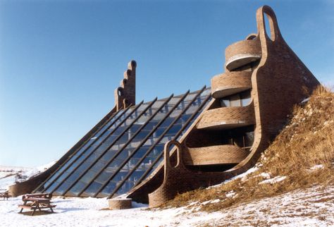 Douglas Cardinal, Weird Houses, Underground House, Root Cellar, Greenhouse Ideas, Underground Homes, Norman Foster, Modern Architects, Grand Prairie